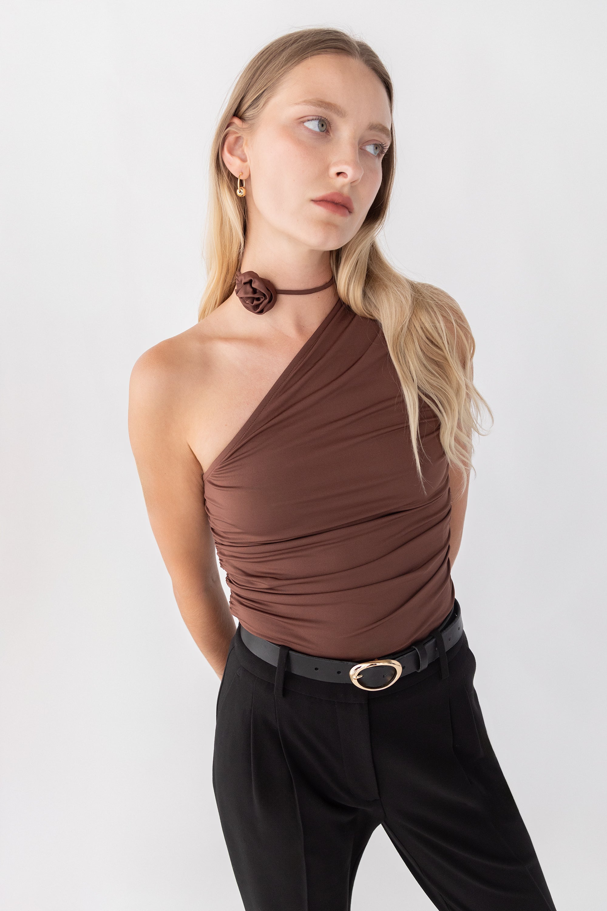 ONE SHOULDER RUCHED TOP WITH ROSETTE DETAIL Outlet Original