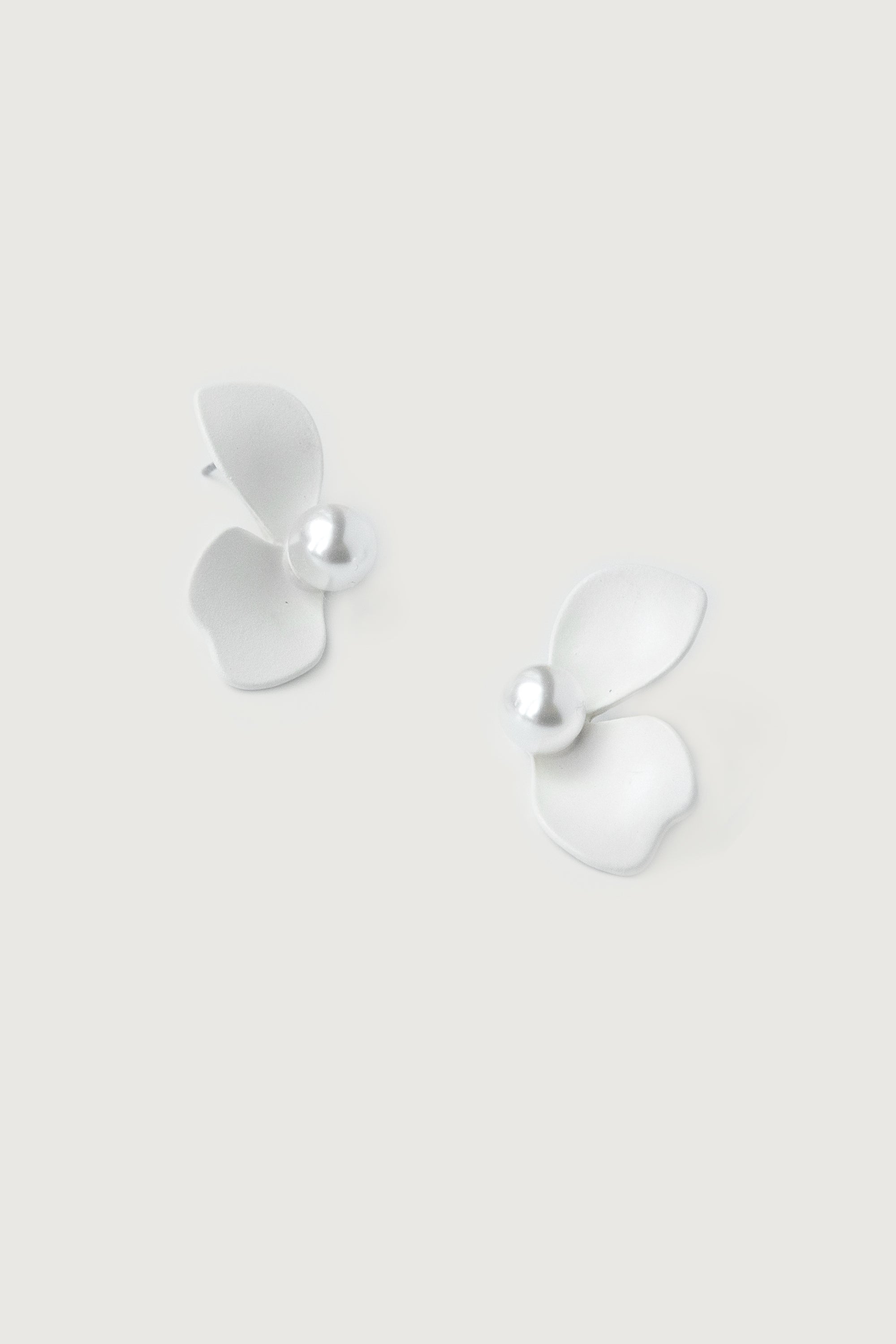 PETAL EARRING WITH PEARL 2025 Cheap Online