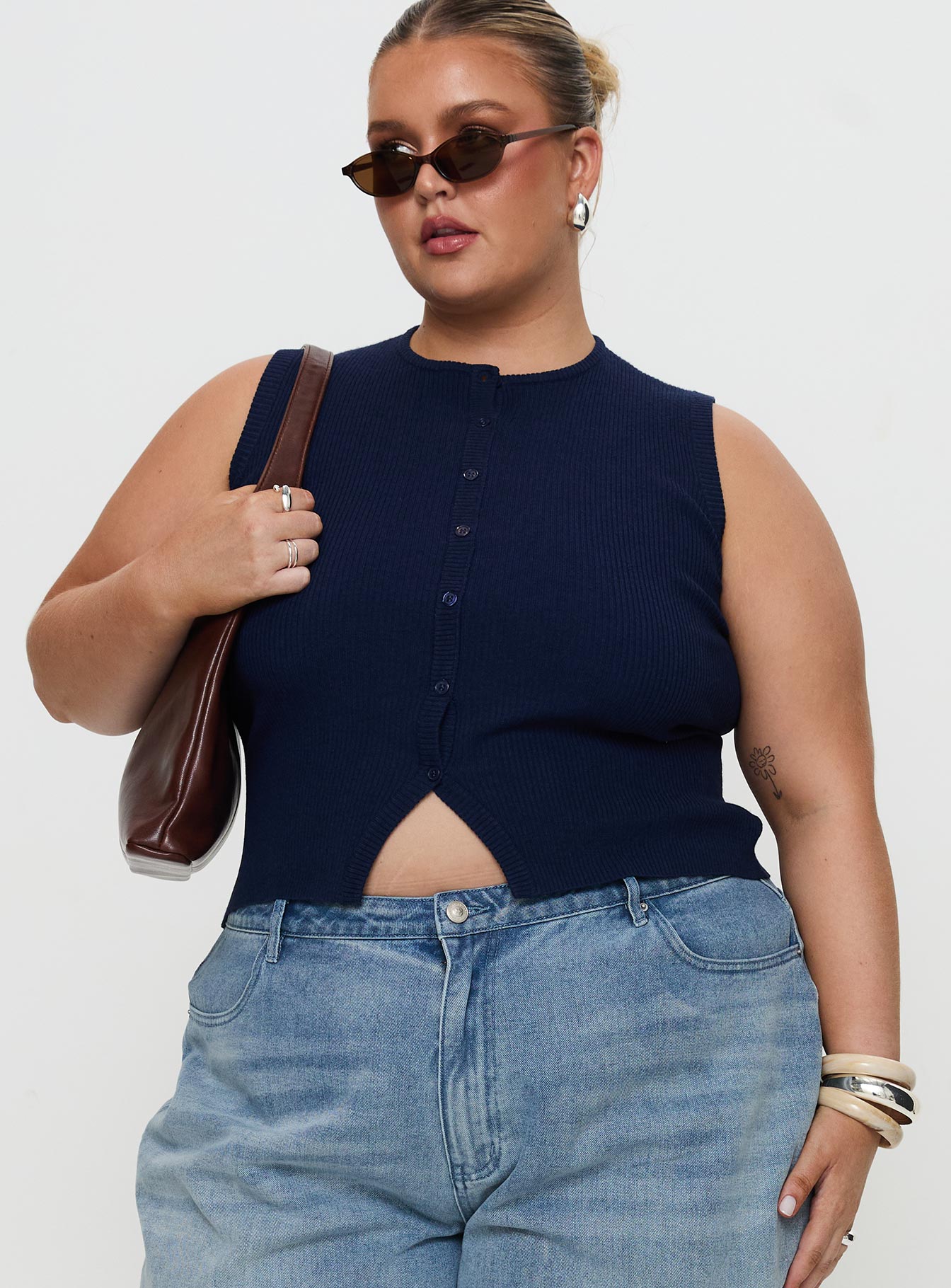 Suzu Sleeveless Top Navy Curve In China For Sale